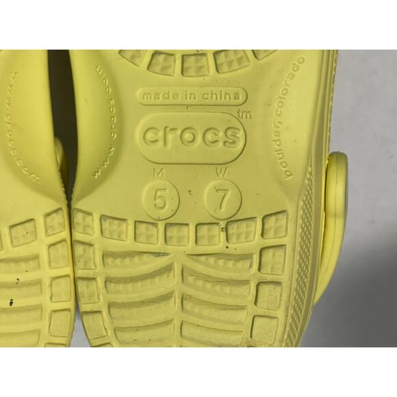 Crocs Unisex Classic Yellow Clogs with 6 Fun Jibbitz/Charms - Size US M 5/W 7 - Picture 8 of 12